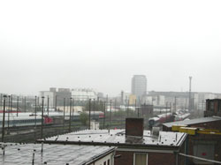 Blick von der Nossener Brücke über die Stellwerke des Hauptbahnhofs zum WorldTradeCenter