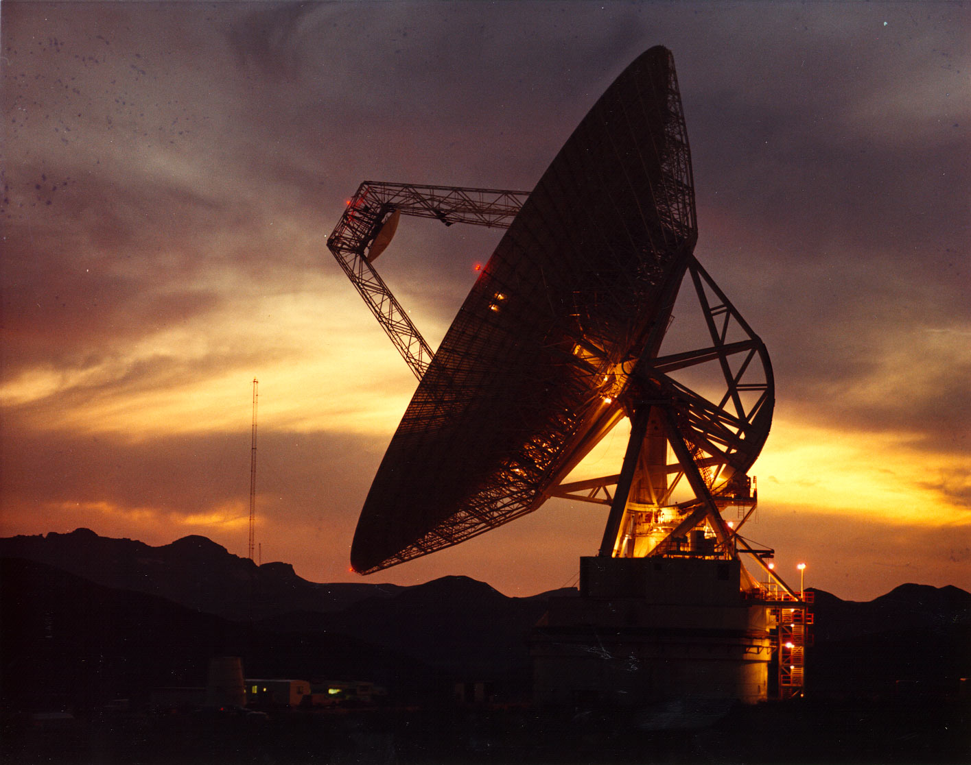 http://de.wikipedia.org/w/index.php?title=Datei:Goldstone_DSN_antenna.jpg&filetimestamp=20050405233955