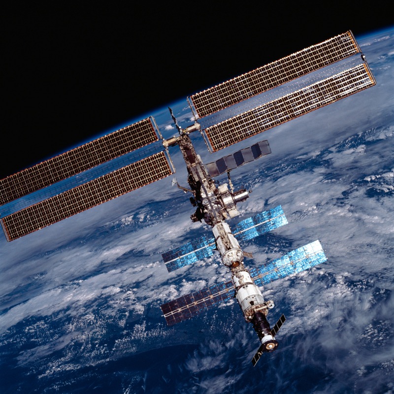 http://commons.wikimedia.org/w/index.php?title=File:ISS_on_20_August_2001.jpg&oldid=34619145