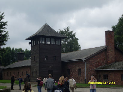 Vor einem Wachturm im Lager