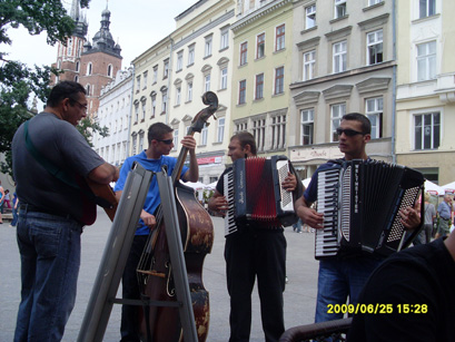 Musikanten vor dem Café