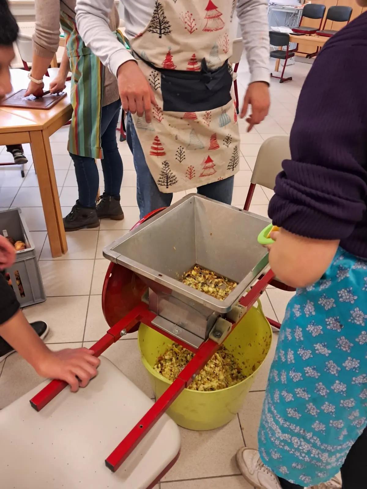 Die Apfelsaftpresse voller kleingeschnittener Apfelstücke