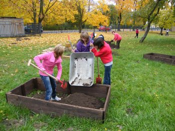 Arbeit im Kräutergarten