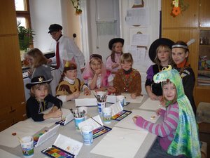 Fasching 2010 - Diese Mini-Gipsbild-Malereien erforderten Ausdauer, Geschick und wirklich gute
	Fingerfertigkeiten.