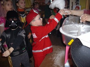 Fasching 2010 - Der leckeren Zuckerwatte konnte niemand widerstehen!