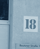 Hausnummer mit Schablonenschrift